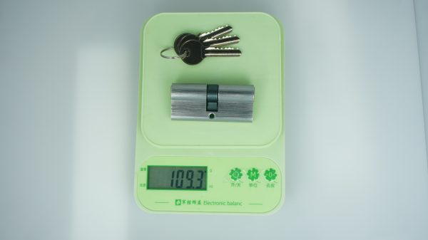 70MM(35+35)Key-Key Normal Cylinder,
Aluminum shell with Brass core,
3 brass keys,
Satin Nickel,
Screw size M5*55MM, - Image 2