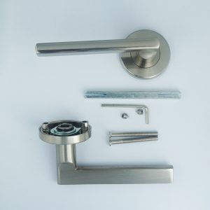 A56 Aluminium handle zinc rosette,
Satin Nickel,
2 B2B screw holes M5,
Hole distance 38mm,
right handle open