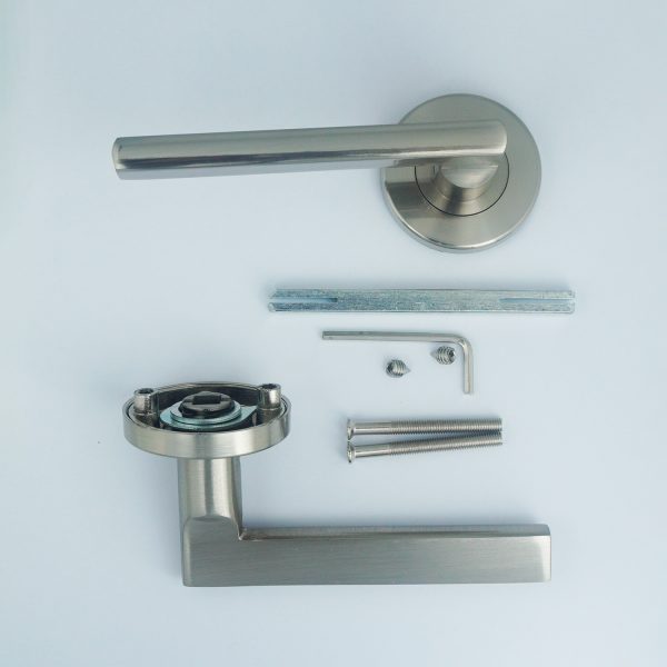 A56 Aluminium handle zinc rosette,
Satin Nickel,
2 B2B screw holes M5,
Hole distance 38mm,
right handle open