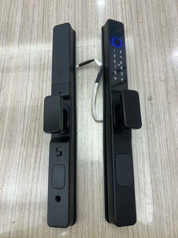 HR15   Aluminum Smart Lock with Short Square Handle
Black
Aluminum Alloy
Unlocking Methods: TUYA Bluetooth + Fingerprint + Password + Card + Key (2 Keys and 2 Cards)