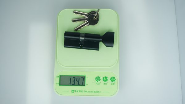 70MM(35+35)Key-Knob normal Cylinder,
Aluminum shell with Brass core,
With fan-shaped Aluminium knob
3 brass keys,
Black,
Screw size M5*55MM - Image 2