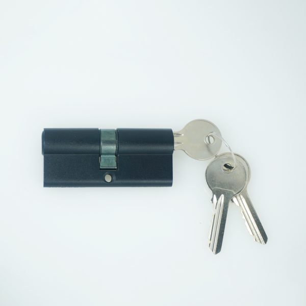 70MM(35+35)Key-Key Normal Cylinder,
Aluminum shell with Brass core,
3 brass keys,
Black,
Screw size M5*55MM