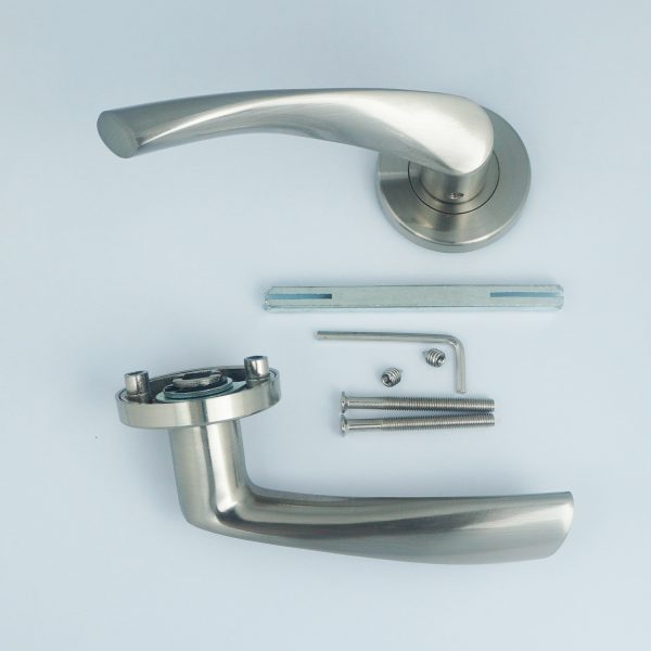 A156 Aluminium handle zinc rosette,
Satin Nickel,
2 B2B screw holes M5,
Hole distance 38mm,
right handle open